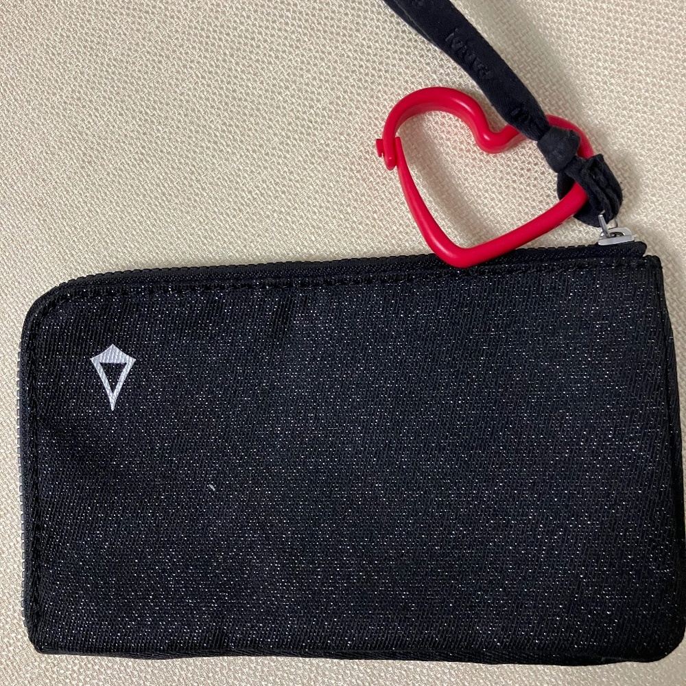 💐 2/$25💐 Lululemon Ivivva Corner Zip Wristlet Wallet w/Heart